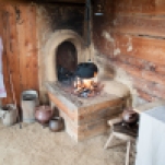 Hinterlader Ofen - die Glut des Herdfeuers wird in die Ofenöffnung geschoben und so der Raum auf der anderen Seite der Wand beheizt.
